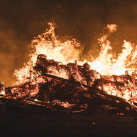 炎が天高く上がる松明あかしの大松明、福島県須賀川市の伝統火祭りの写真