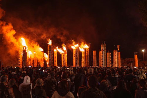 須賀川市の松明あかし、夜空を焦がす火柱と観客の群れ