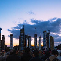 夕焼け空に立ち並ぶ松明あかしの火祭り、須賀川市の写真