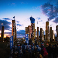 夕暮れ時の須賀川松明あかし、大松明が立ち並ぶ祭り会場の写真