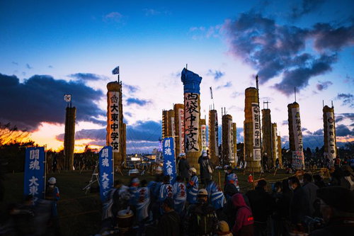 夕暮れ時の須賀川松明あかし、大松明が立ち並ぶ祭り会場