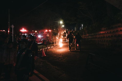 五老山に向かう小松明行列、夜間の火祭り行進