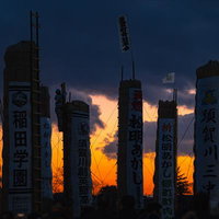 夕焼けを背景に立ち並ぶ松明あかしの松明火祭りの写真