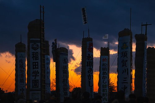 夕焼けを背景に立ち並ぶ松明あかしの松明火祭り