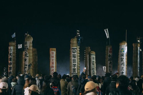 五老山山頂に立てられた松明あかしと大勢の観衆