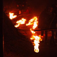 須賀川市の小松明行列で燃え上がる火の玉、炎と火粉が舞う伝統火祭りの写真