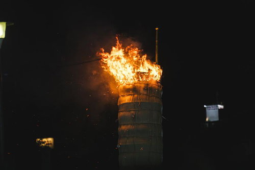 種火を着けられたばかりの松明あかし（須賀川市）