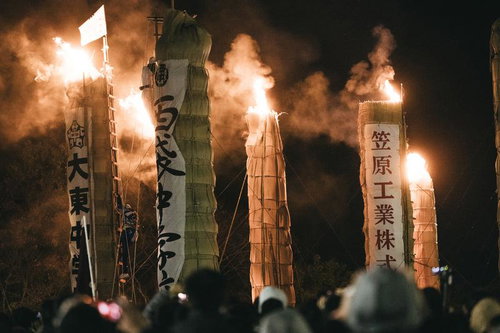 須賀原市の火まつり松明あかし、夜間に燃え盛る炎と火柱