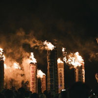 須賀川松明あかしの火柱が夜空を照らす瞬間の写真