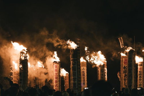須賀川松明あかしの火柱が夜空を照らす瞬間