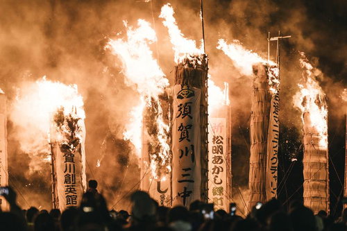 夜空を焦がす火柱、須賀川の松明あかしの炎