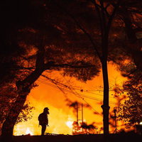 松明あかしの炎に立つ消防士のシルエット福島県須賀川市の写真
