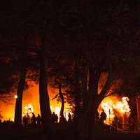 五老山山頂で燃え上がる松明あかしの火祭りの写真