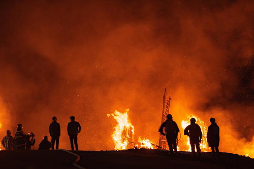 夜空を焦がす松明あかしと見守る人たち～福島県須賀川市の火祭り