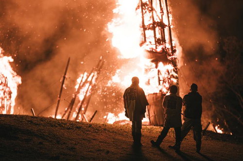 松明あかしの巨大な火柱を見守る人々 福島県須賀川市の伝統火祭