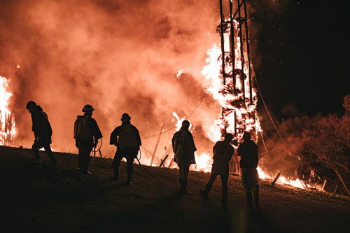 燃えゆく松明を見守る消防士たち～須賀川市の松明あかし～