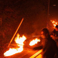 須賀川市の松明あかし、火の玉を奉納する小松明行列の写真