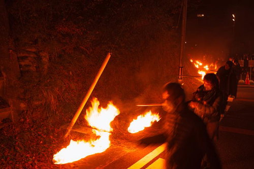 須賀川市の松明あかし、火の玉を奉納する小松明行列