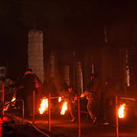 五老山をのぼる小松明行列の火の玉と松明祭りの炎の写真