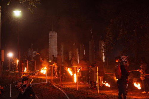 御霊を導く火を灯す松明あかしの小松明行列