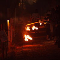 福島県須賀川市の小松明行列で夜間に燃え盛る火の玉の写真
