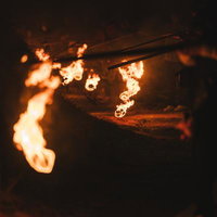 夜間に火球が揺れ動く小松明行列、福島県須賀川市の日本三大火祭の写真