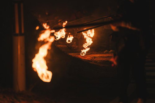 夜間に火球が揺れ動く小松明行列、福島県須賀川市の日本三大火祭