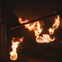 福島県須賀川市の小松明行列で夜間に燃え盛る火の玉の写真