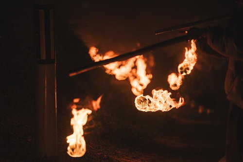 福島県須賀川市の小松明行列で夜間に燃え盛る火の玉