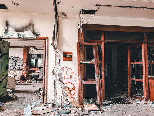 倒壊した廃屋のコーヒーショップ跡