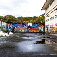 グラフィティに囲まれた廃墟の広場の写真