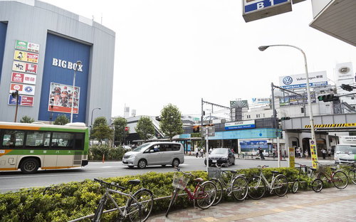 高田馬場駅前のロータリーと駅周辺の風景、バスと自転車駐輪