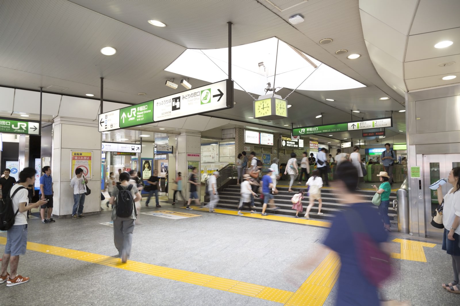 高田馬場駅の改札を出た通路を多くの利用者が往来している様子