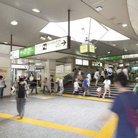 高田馬場駅改札の混雑した通路を行き交う利用者たちの写真