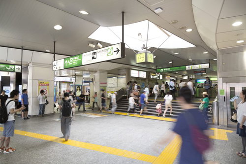 高田馬場駅改札の混雑した通路を行き交う利用者たち