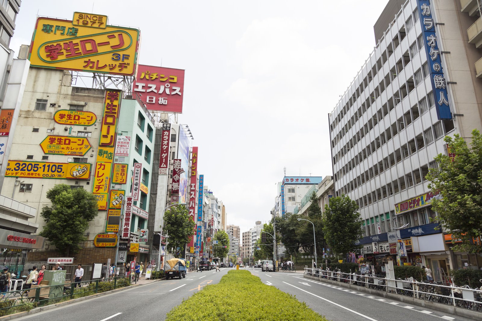高田馬場駅前の大通りに多数の看板がある商店街の風景