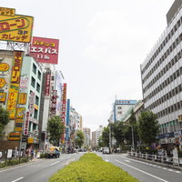 高田馬場駅前の大通りに立ち並ぶ店舗と建物の写真