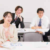 職場でチームワークを発揮しながらミーティングする様子の写真