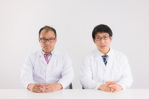 硬い表情で向き合う白衣の医師と研究員による記者会見