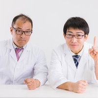 ナンバーワンの研究だと示す白衣着用の2人の男性の写真