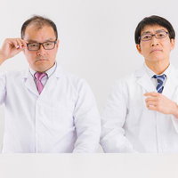 威圧的な雰囲気の白衣を着た上司のおじさん2人組の写真