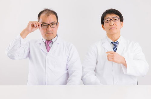 威圧的な雰囲気の白衣を着た上司のおじさん2人組
