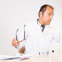 分子構造モデルを手に取り理解を深める男性科学者の写真