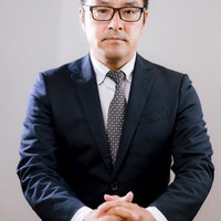 面接官として机に向かうスーツ姿のサラリーマンの写真