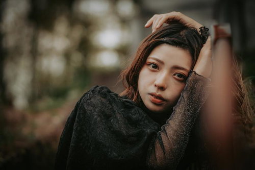 手すりにもたれ掛かる疲れた表情の女性ポートレート