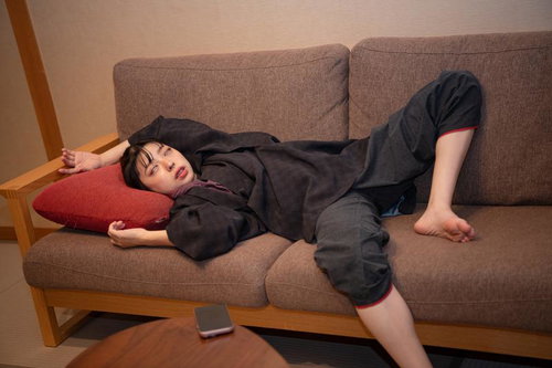 くそっ、食べてすぐ寝たのか！牛への変異が始まっている！