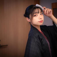 クシを駆使してヘアセットする女性の写真