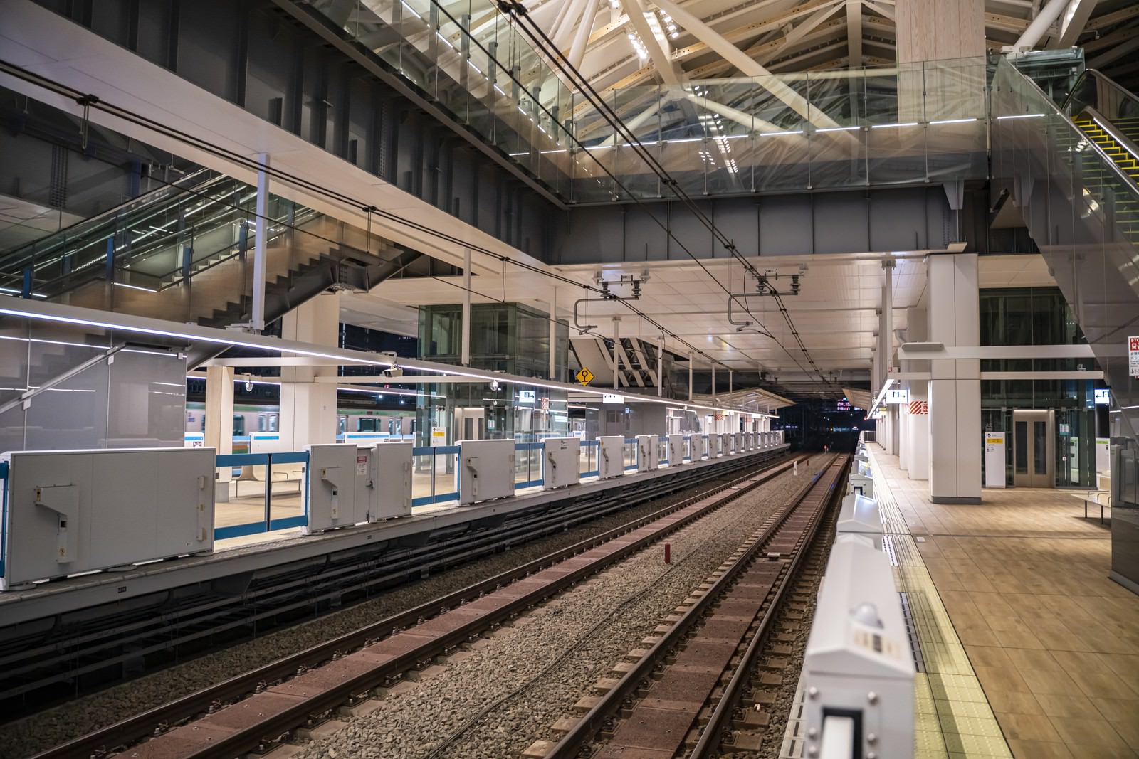 高輪ゲートウェイ駅のホームから見た線路と駅舎の風景
