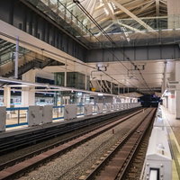 高輪ゲートウェイ駅のホームから見た線路と駅舎の写真