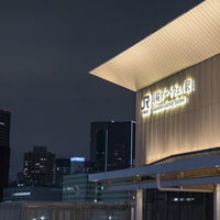 ライトアップされた高輪ゲートウェイ駅の夜景の写真